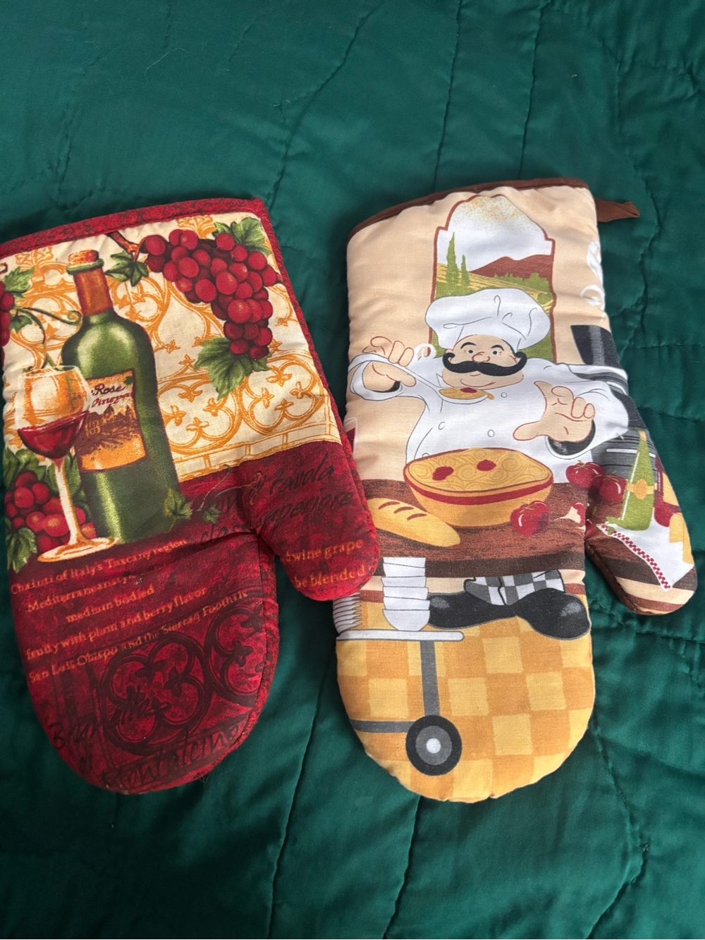Chef & Vineyard Printed Oven Mitts Set - Red & Beige